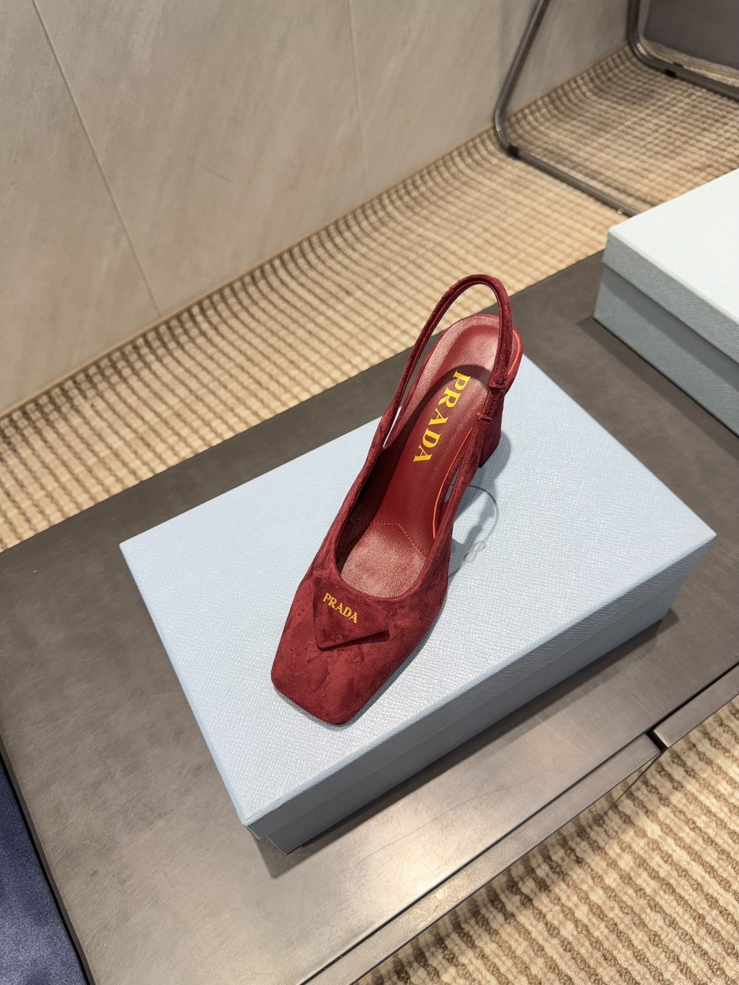 ЖІНОЧІ ТУФЛІ PRADA 26S НА НИЗЬКИХ ПІДБОРАХ, ІЗ КВАДРАТНИМ НОСКОМ, ІЗ ЗАКРИТОЮ П'ЯТОЮ, 85 ММ, ІЗ ТЕМНО-ЧЕРВОНОЇ ЗАМШІ З ЛОГОТИПОМ