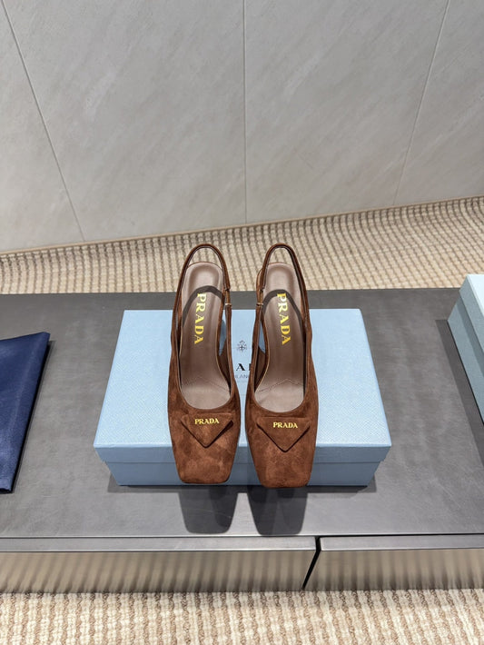 ТУФЛІ-СЛІНГБЕКИ PRADA 26S З КВАДРАТНИМ НОСКОМ, НИЗЬКИМ КАБЛУКОМ 85 ММ, З КОРИЧНЕВОЇ ЗАМШІ КОЛЬОРУ КАРАМЕЛІ З ЛОГОТИПОМ