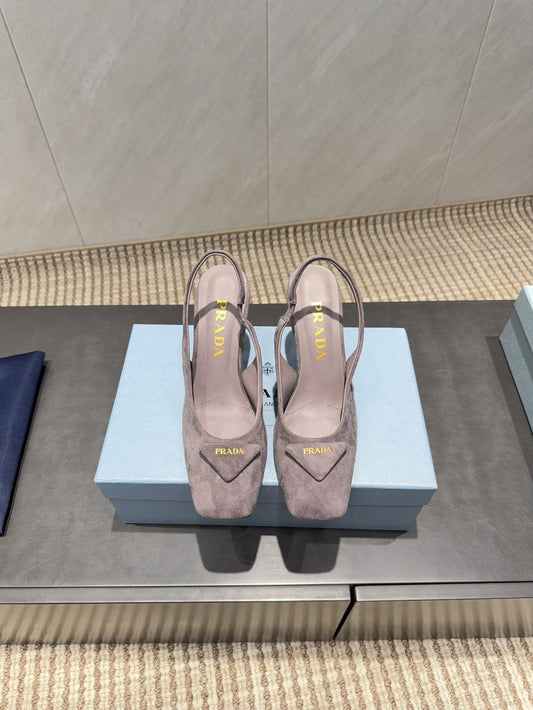 ЖІНОЧІ ТУФЛІ PRADA 26S НА НИЗЬКИХ ПІДБОРАХ ІЗ КВАДРАТНИМ НОСКОМ І РЕМІНЦЕМ НА П'ЯТІ, 85 ММ, ІЗ КОРИЧНЕВОЇ ЗАМШІ З ЛОГОТИПОМ