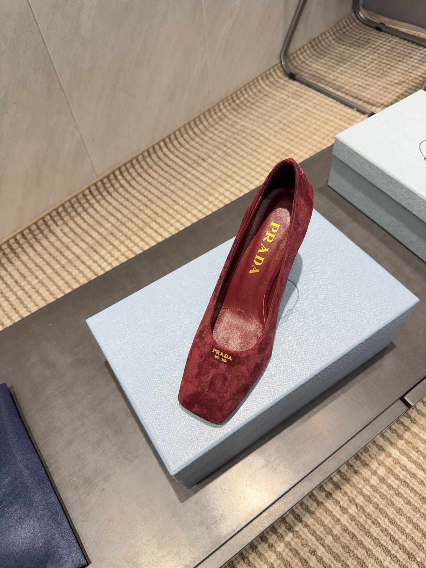 ВИСОКІ ПІДБОРИ PRADA 26S З КВАДРАТНИМ НОСКОМ 85 ММ З ТЕМНО-ЧЕРВОНОЇ ЗАМШІ