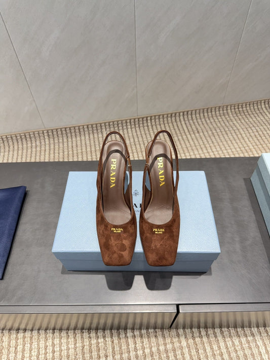 ТУФЛІ-СЛІНГБЕКИ PRADA 26S З КВАДРАТНИМ НОСОМ, НИЗЬКИМ КАБЛУКОМ 85 ММ, КОРИЧНЕВА ЗАМША КОЛЬОРУ КАРАМЕЛІ