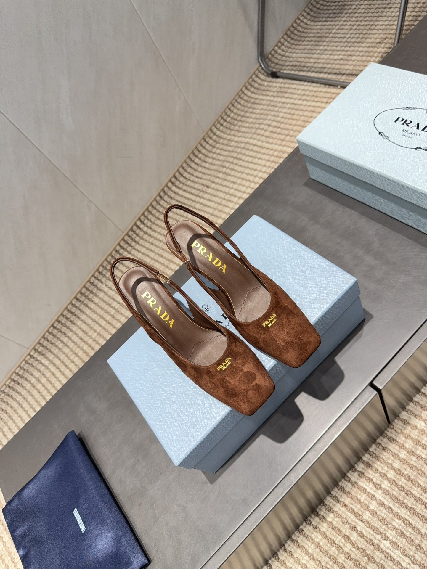 ТУФЛІ-СЛІНГБЕКИ PRADA 26S З КВАДРАТНИМ НОСОМ, НИЗЬКИМ КАБЛУКОМ 85 ММ, КОРИЧНЕВА ЗАМША КОЛЬОРУ КАРАМЕЛІ