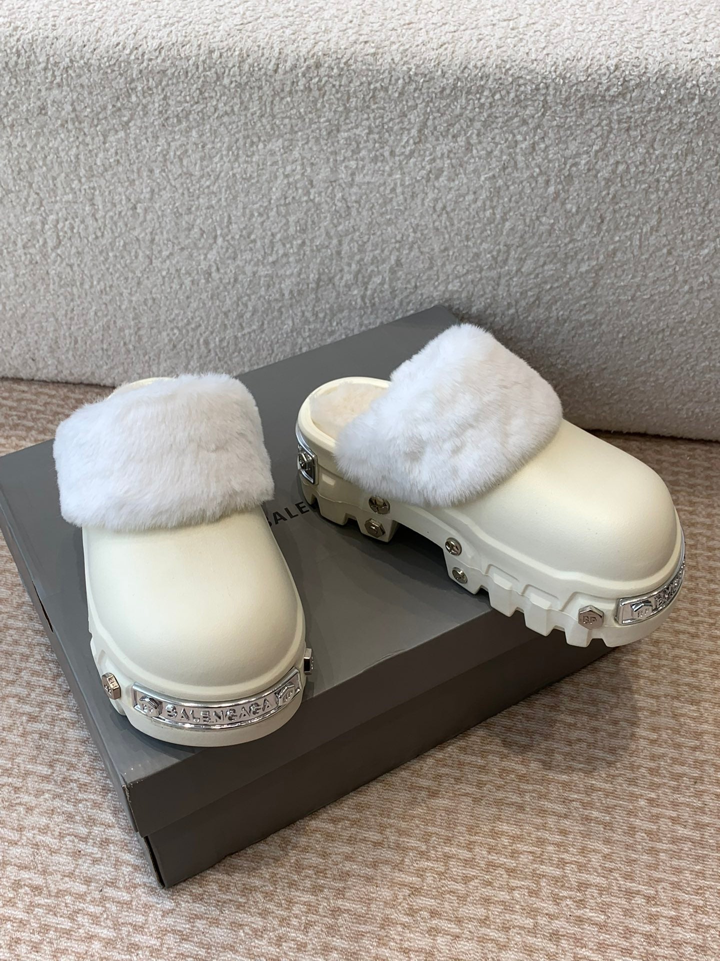 PLATFORM MULES IN BEIGE RUBBER MIX RABBIT FUR SILVER HARDWARE - 35
