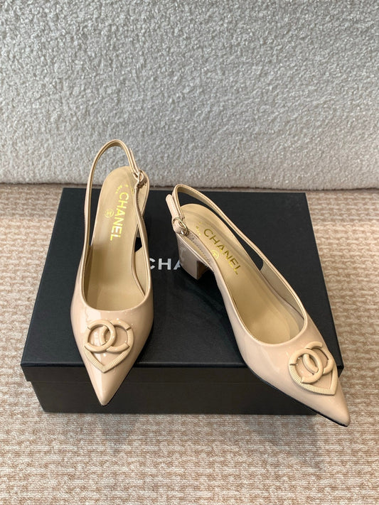 Босоніжки MID-HEEL SLINGBACKS з лакованої телячої шкіри кольору бісквітно-бежевий - 35