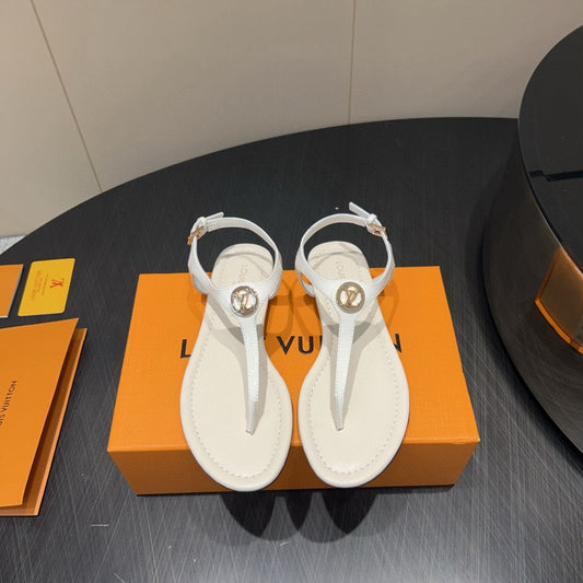 БОСОНІЖКИ LV THONG 25S З БІЛОЇ ТЕЛЯЧОЇ ШКІРИ ІЗ ЗОЛОТИСТОЮ ФУРНІТУРОЮ – 35