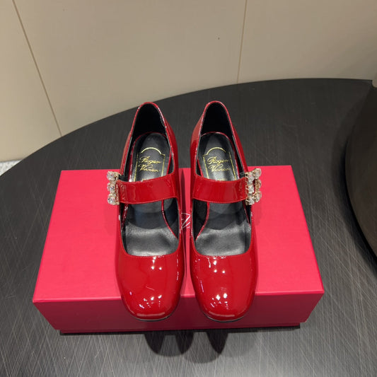 ROGER VIVIER 25S TRÈS VIVIER 50MM IN CRIMSON RED CALFSKIN WITH RHINESTONE BUCKLE - 34