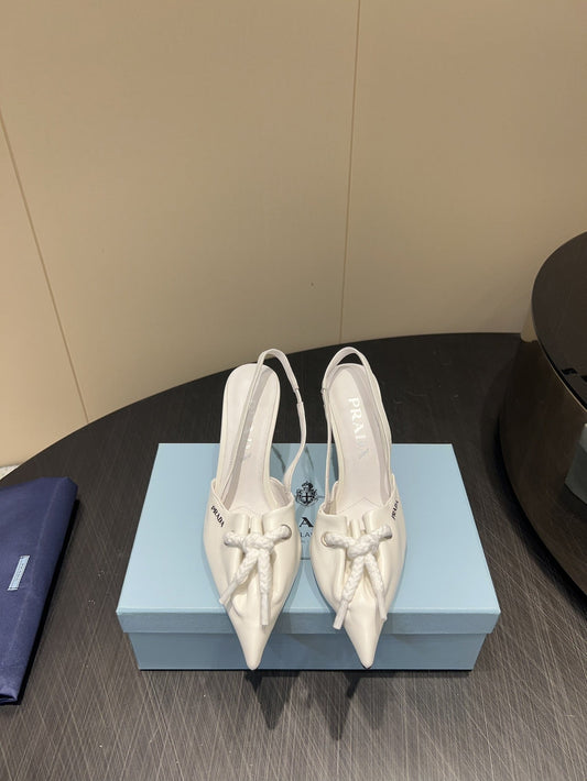 PRADA 25S ТУФЛІ-СЛІНГБЕКИ З ЗАГОСТРЕНИМ НОСКОМ 85 ММ З БІЛОЇ ОВЕЧОЇ ШКІРИ З ЗАВ'ЯЗКАМИ – 35