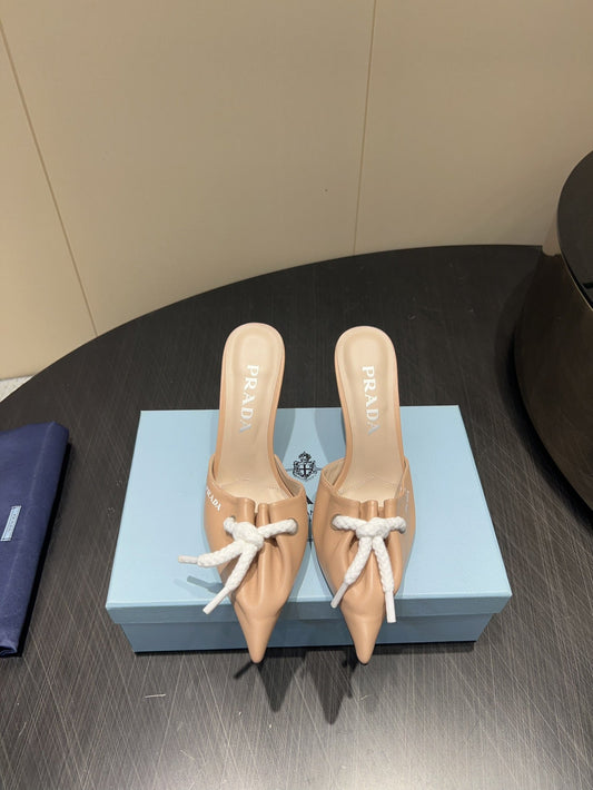 PRADA 25S БОСОНІЖКИ-МЮЛІ З ПЛЕТЕНИМ ДЕТАЛЮВАННЯМ 85 ММ З ТЕЛЯЧОЇ ШКІРИ БЕЖЕВОГО КОЛЬОРУ — 35