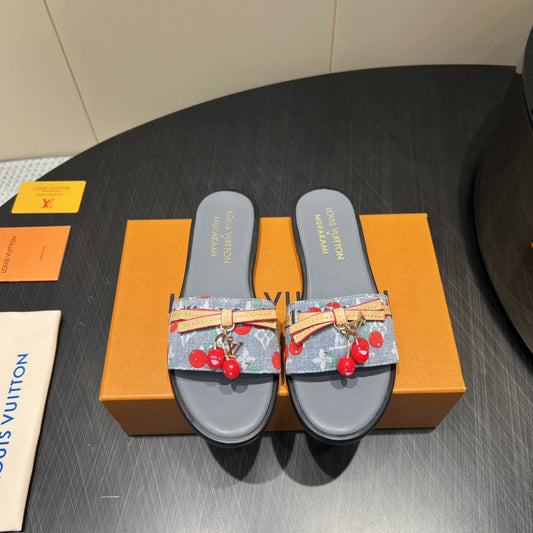 ШЛЬОПАНЦІ LV SLIDE 25S З СІРОГО ДЕНІМУ ТА ТЕЛЯЧОЇ ШКІРИ З ПРЯЖКОЮ У ВИГЛЯДІ ЦВІТУ ВИШНІ — 35