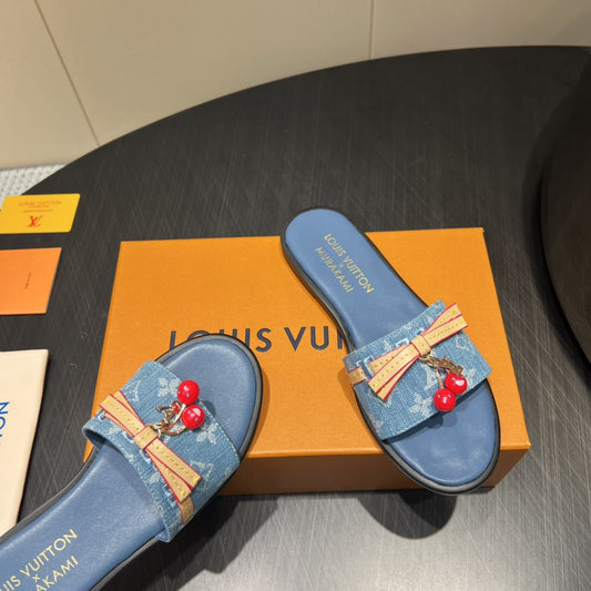ШЛЬОПАНЦІ LV SLIDE 25S ІЗ БЛАКИТНОГО ДЕНІМУ ТА ТЕЛЯЧОЇ ШКІРИ З ПРЯЖКОЮ У ФОРМІ КВІТКИ ВИШНІ - 35