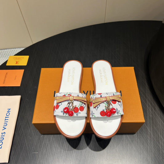 ШЛЬОПАНЦІ LV SLIDE 25S З БІЛОГО ДЕНІМУ ТА ТЕЛЯЧОЇ ШКІРИ З ПРЯЖКОЮ У ВИГЛЯДІ ЦВІТУ ВИШНІ — 35