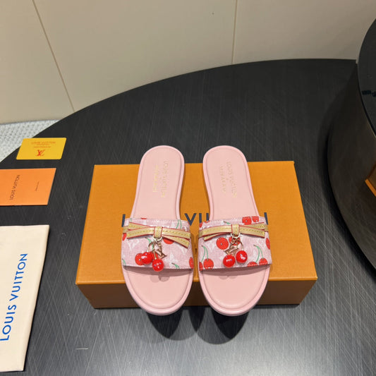ШЛІПАНЦІ LV SLIDE 25S З ДЕНІМУ ТА ТЕЛЯЧОЇ ШКІРИ СВІТЛО-РОЖЕВОГО КОЛЬОРУ З ПРЯЖКОЮ У ВИГЛЯДІ ЦВІТІННЯ ВИШНІ – 35