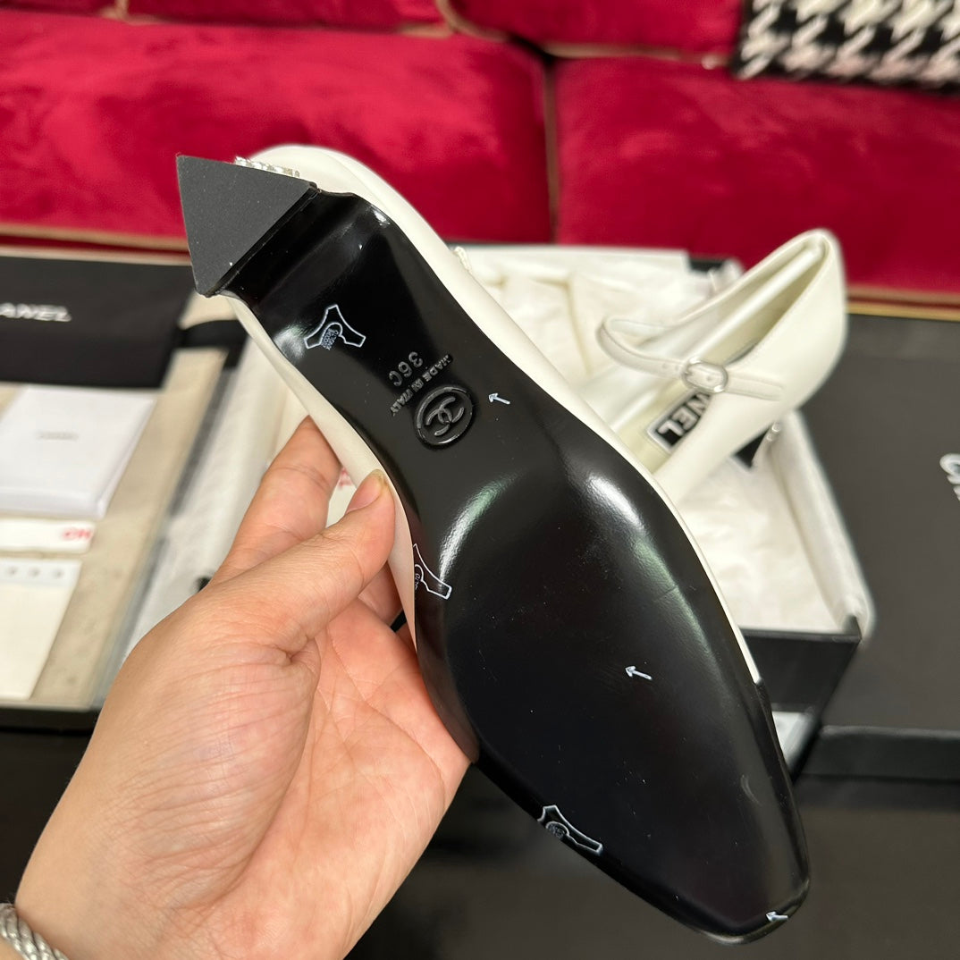 HIGH MARY JANE IN WHITE CALFSKIN AND BLACK SATIN - 35