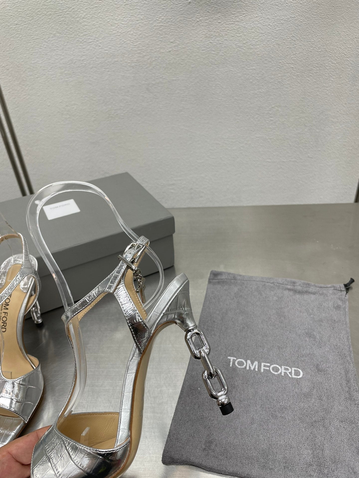HIGH-HEELED T-STRAP SANDAL IN SILVER CALFSKIN