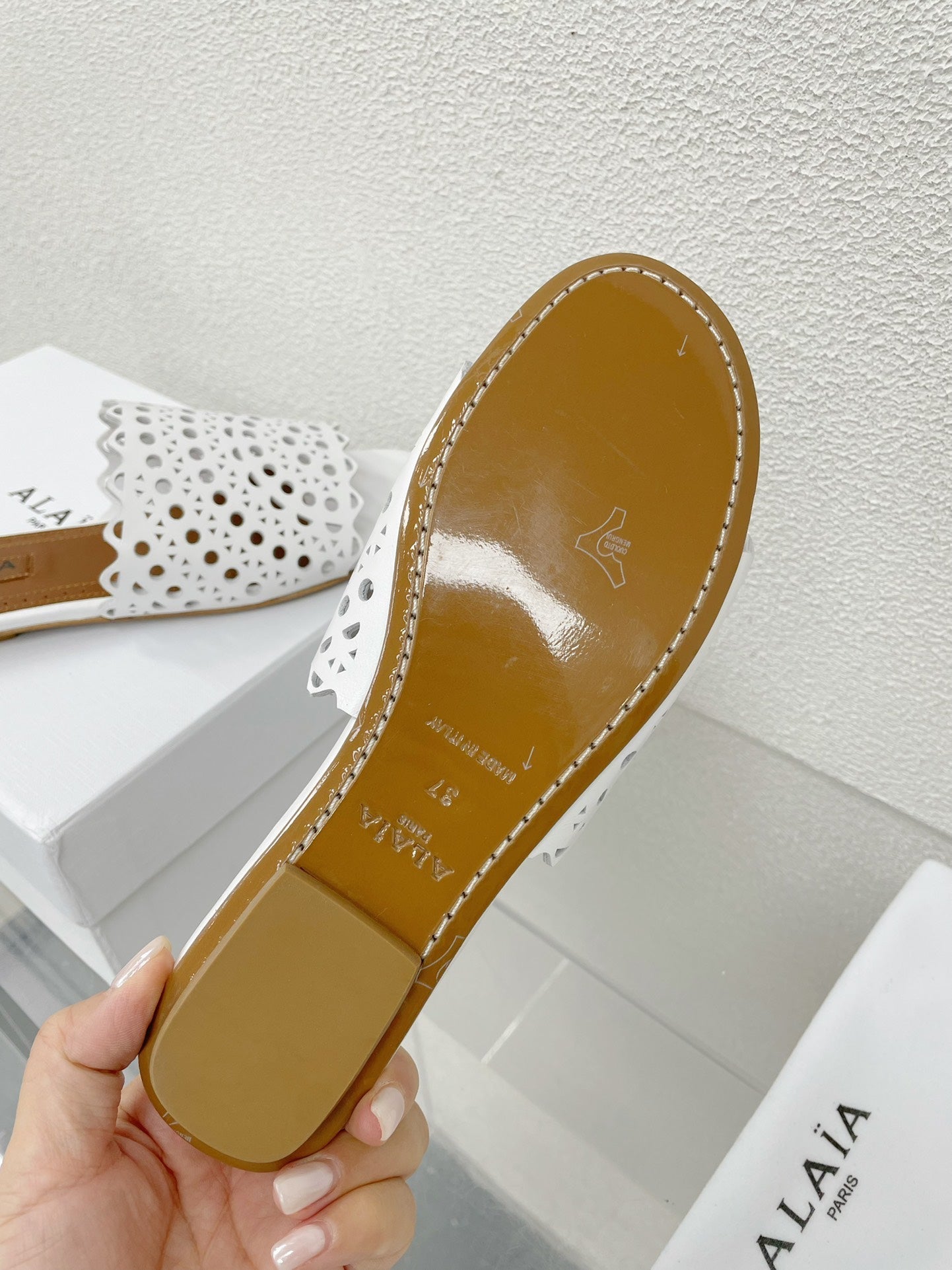 ALAIA VIENNE FLAT MULES IN WHITE LAMBSKIN - 34