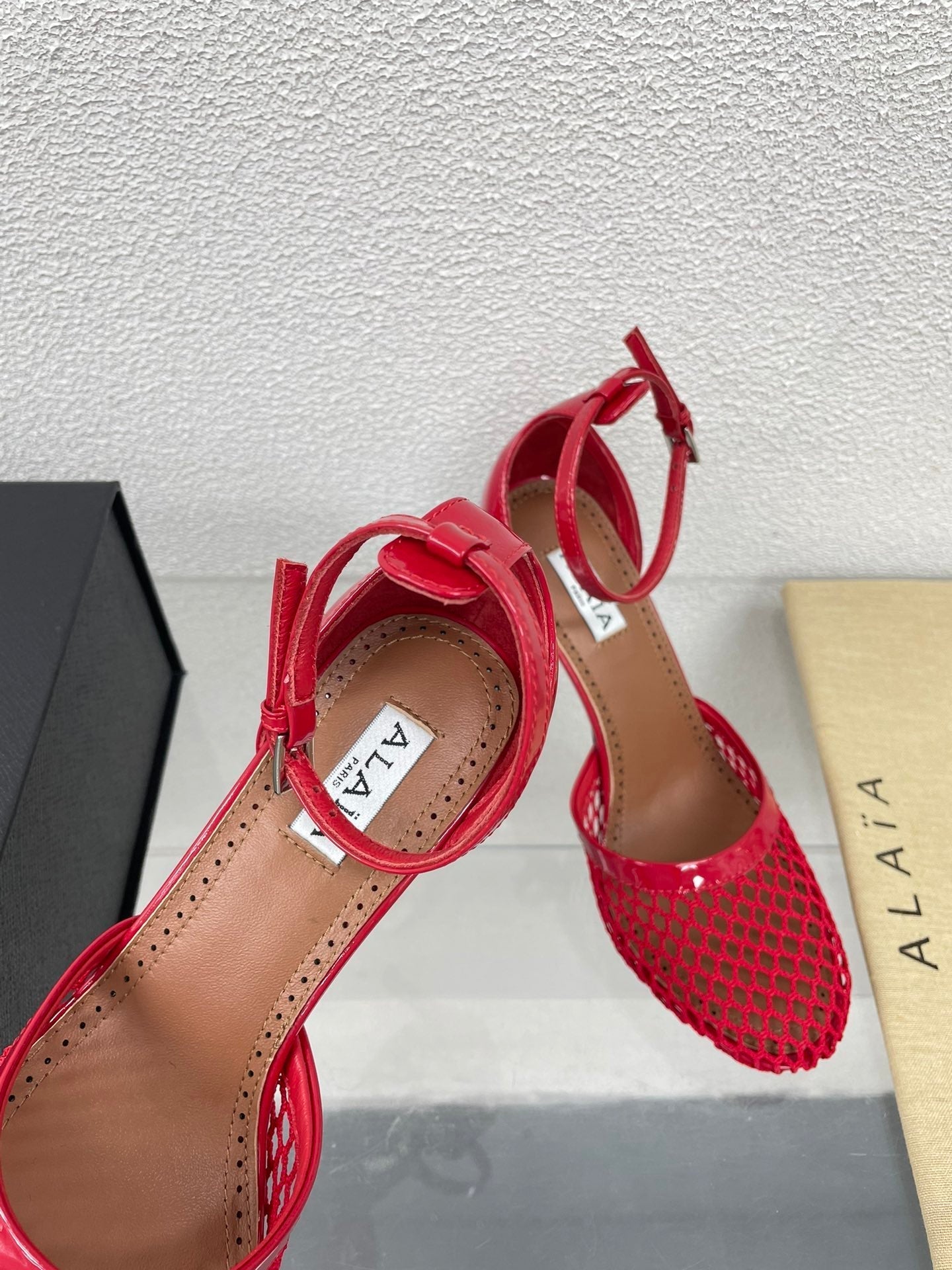 ALAIA HIGH FISHNET 9 CM PUMPS IN CHERRY RED MESH - 34