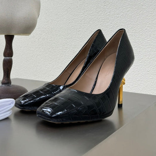 KNOT HIGH PUMP IN BLACK CALFSKIN WITH WOVEN DESIGN AND GOLD METAL HEEL 9 CM - 34