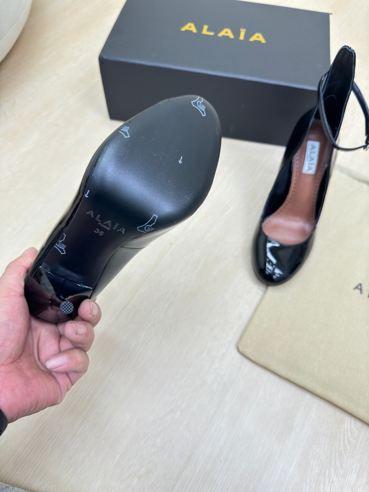 DECOLLETE PUMPS IN BLACK PATENT CALFSKIN - 34