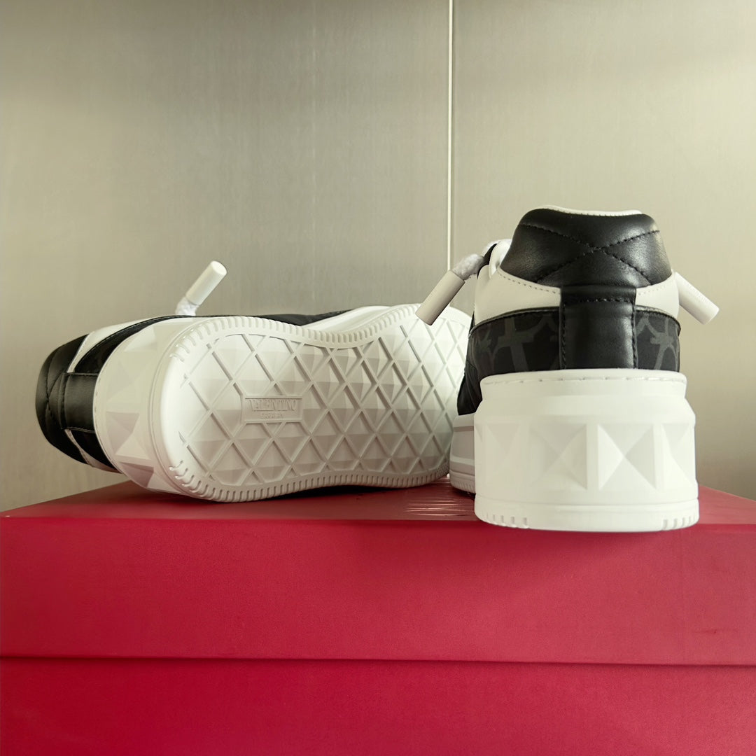 LOW-TOP SNEAKER IN WHITE NAPPA LEATHER AND BLACK MONOGRAM TOILE ICONOGRAPHE FABRIC - 35