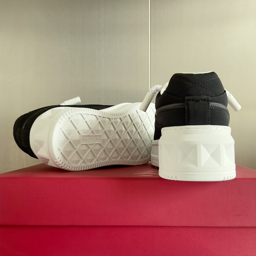 LOW-TOP SNEAKER IN WHITE NAPPA LEATHER AND BLACK TOILE ICONOGRAPHE FABRIC - 35