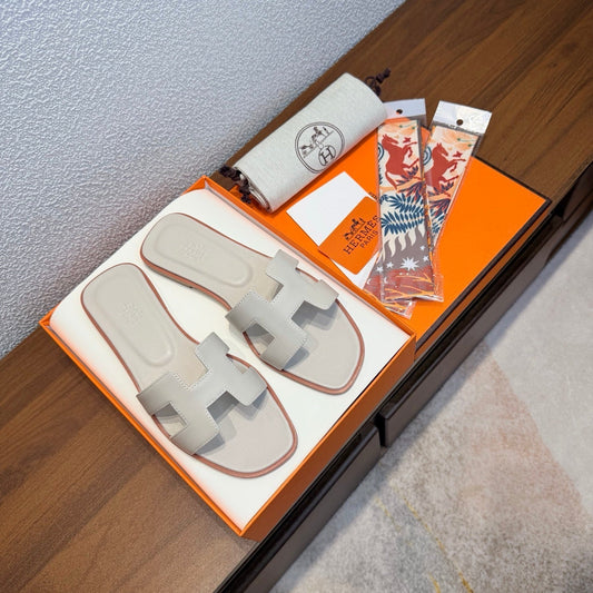 HM 26S HM 26S ORAN SANDAL У СВІТЛО-СІРІЙ ШКІРІ ТЕЛЯТИ
