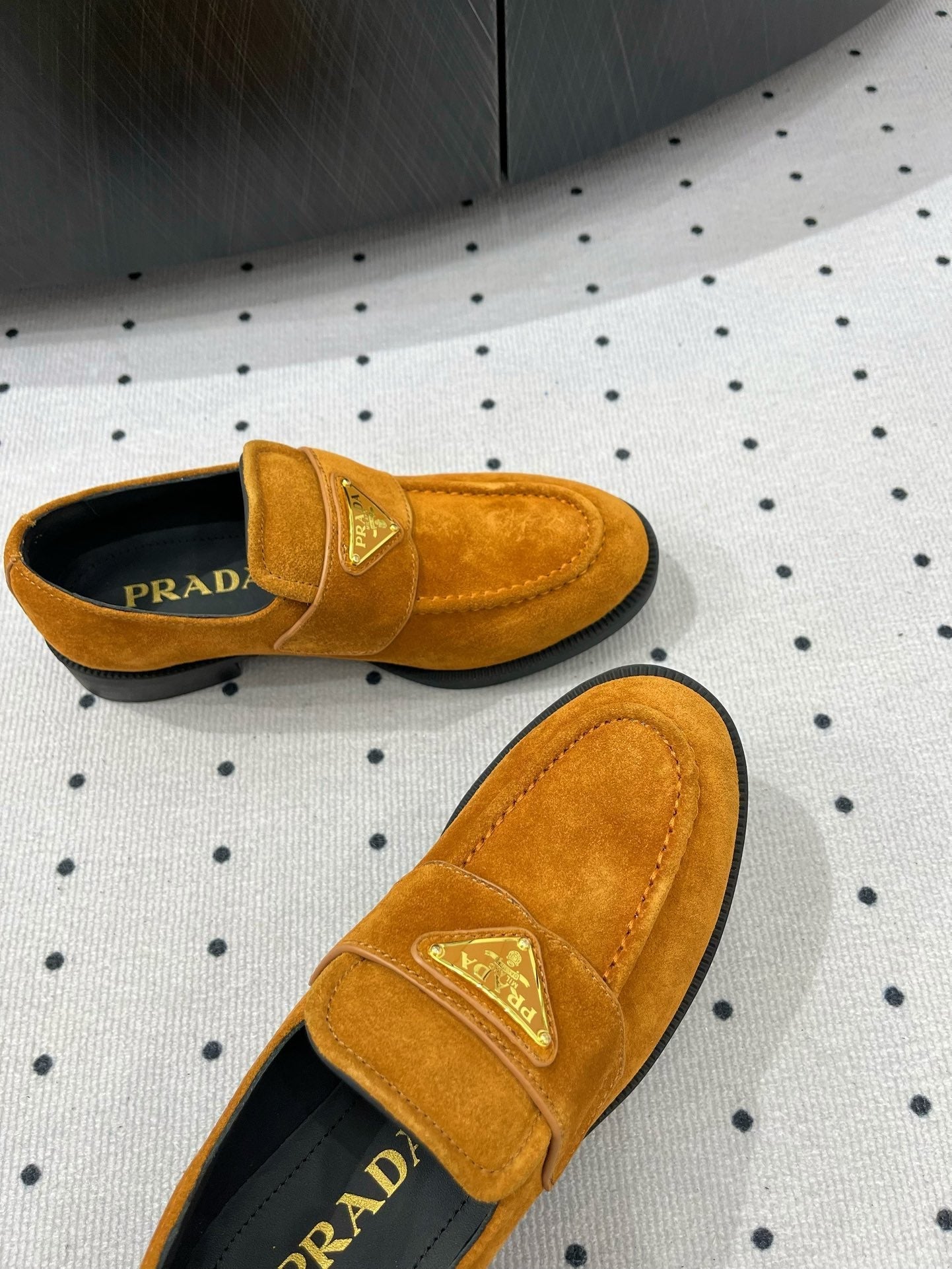 TRIANGLE LOGO LOAFER IN PERU BROWN SUEDE - 35