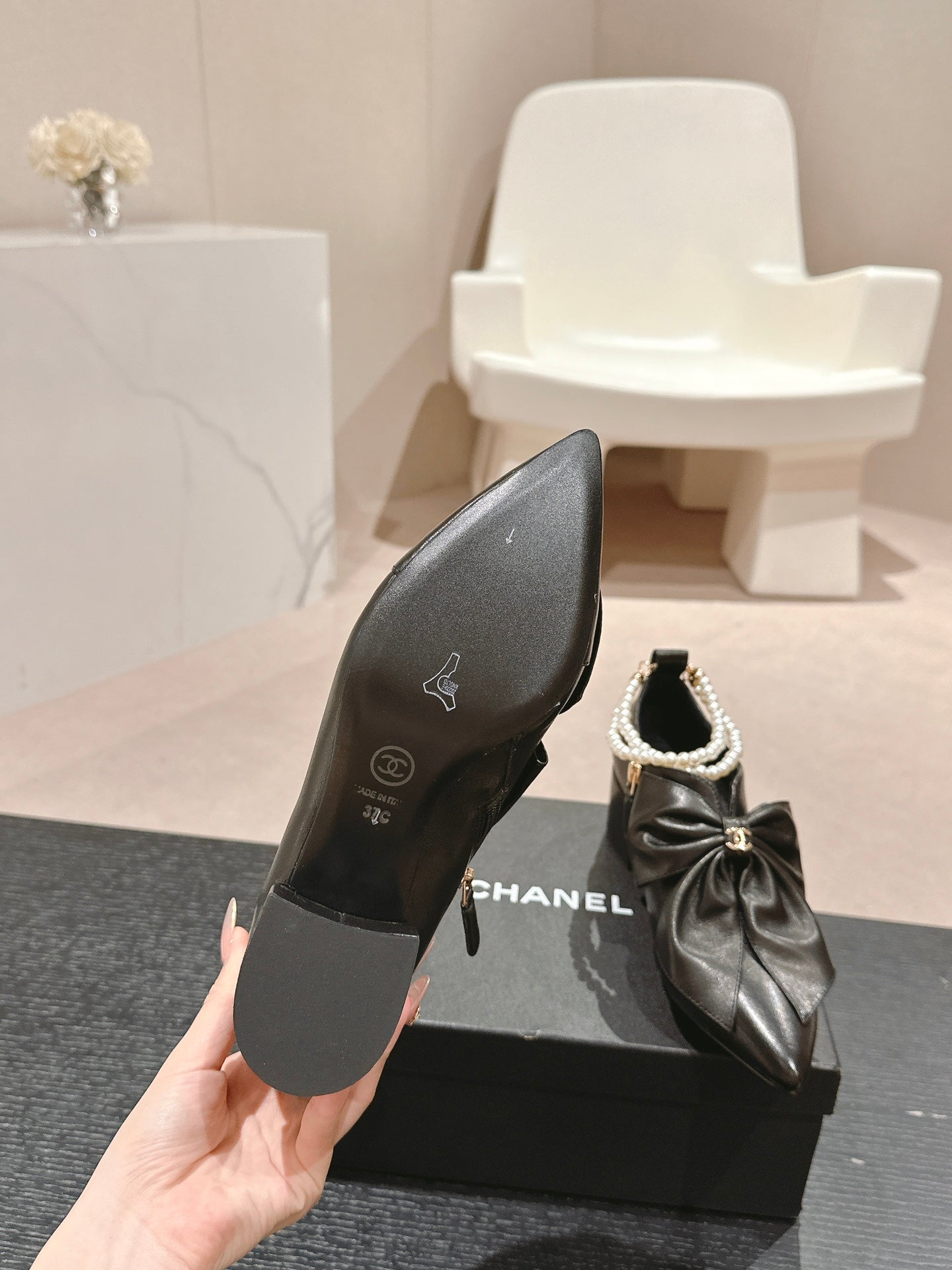SHORT BOOTS IN BLACK SHEEPSKIN WITH BOW - 35