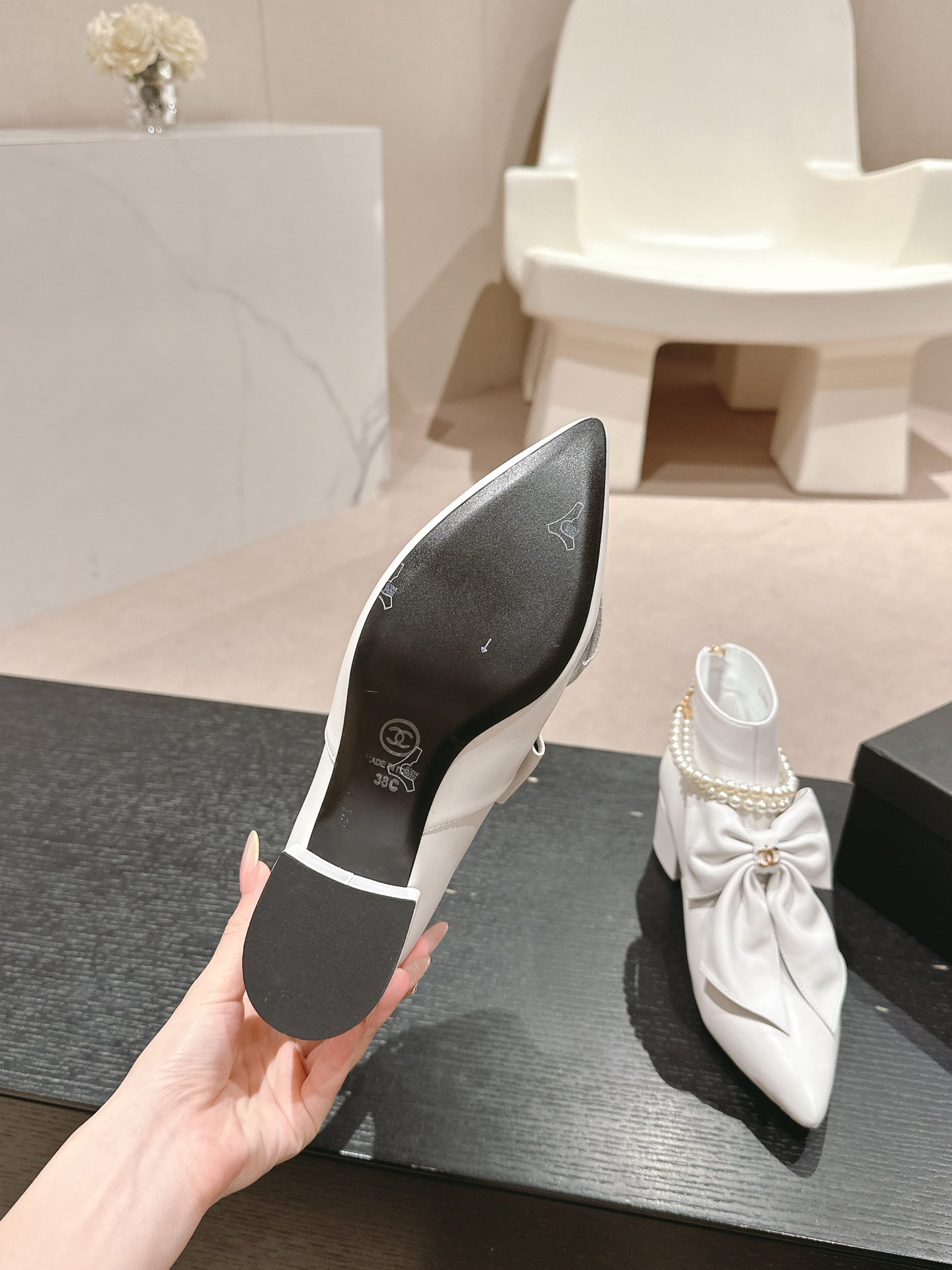 SHORT BOOTS IN WHITE SHEEPSKIN WITH BOW - 35
