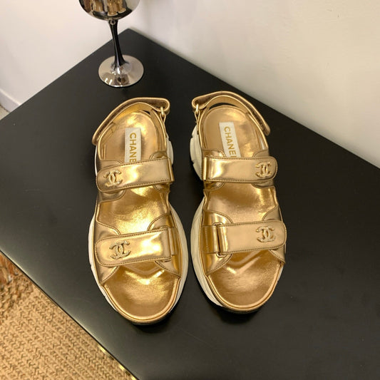 БОСОНІЖКИ SANDAL 25S ІЗ БЛИСКУЧОЇ ЗОЛОТОЇ ШКІРИ ЯГНЯТИ - 35
