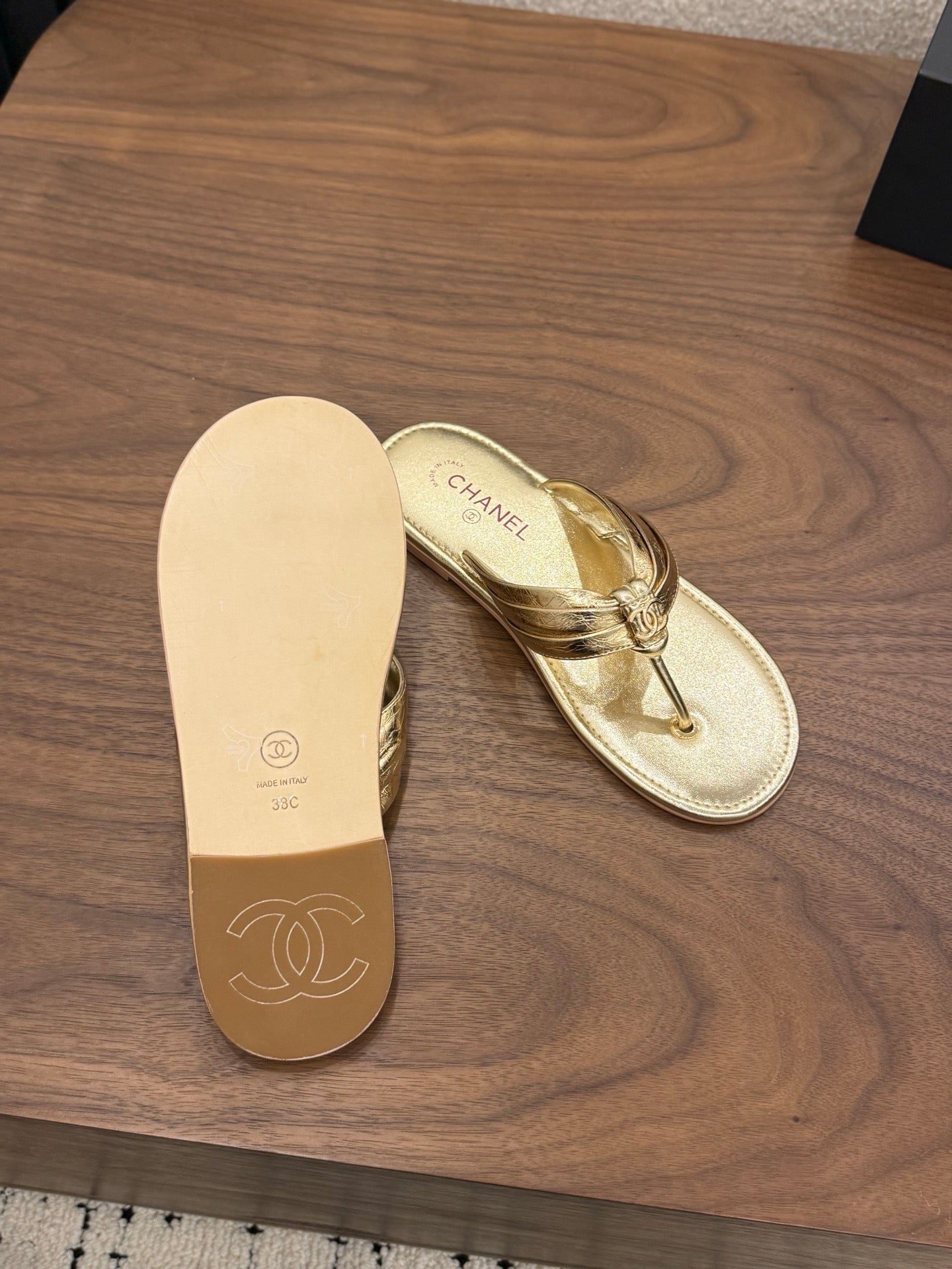 CHANEL 26S THONG SANDALS IN GOLD CALFSKIN WITH CC LOGO