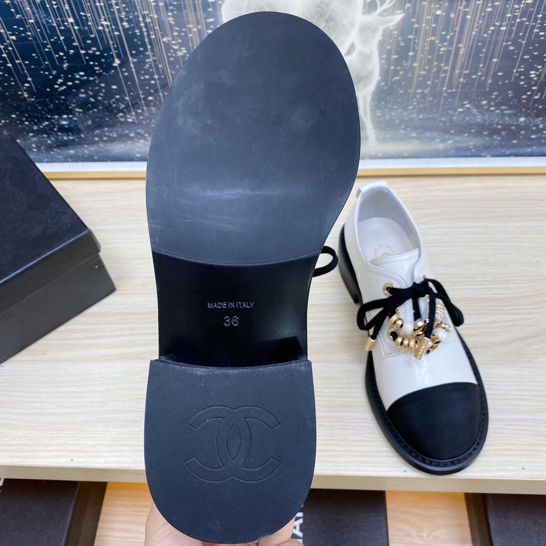 CC COMBAT OXFORD SHOES IN WHITE WRINKLED CALFSKIN AND BLACK GROSGRAIN WITH FAUX PEARL - 35
