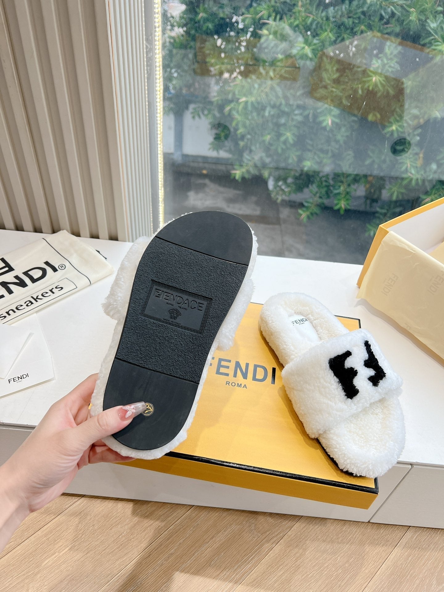 FLAT SLIDE IN WHITE FLEECE WITH BLACK LOGO - 35