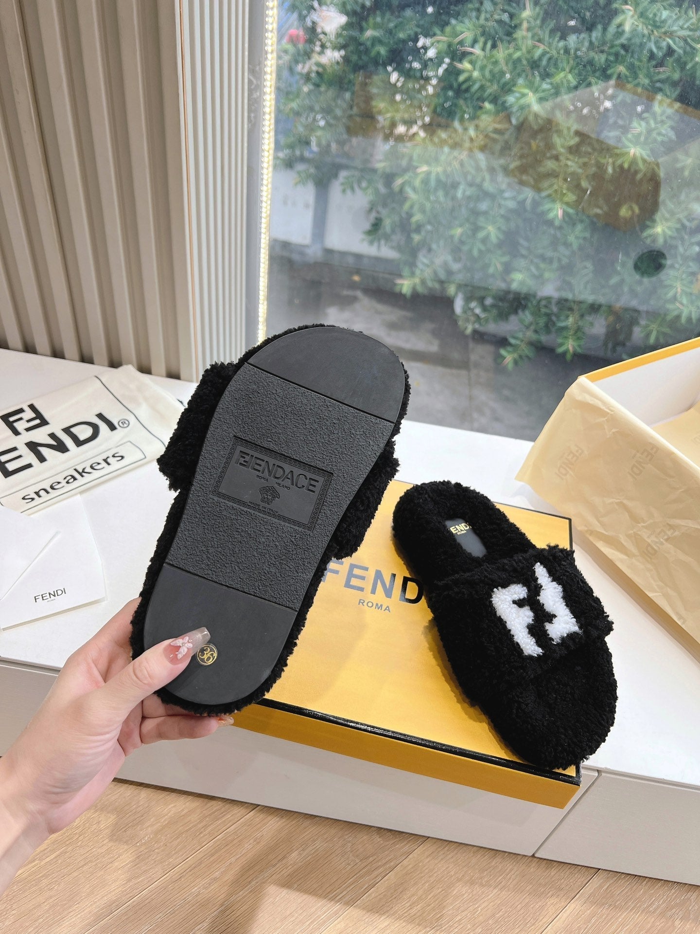FLAT SLIDE IN BLACK FLEECE WITH WHITE LOGO - 35