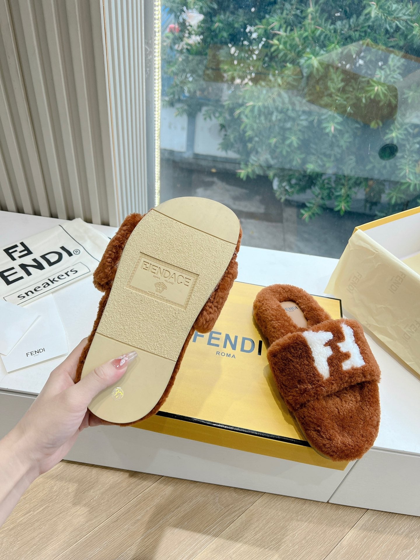FLAT SLIDE IN GINGERBREAD BROWN FLEECE WITH WHITE LOGO - 35