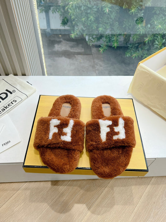 FLAT SLIDE IN GINGERBREAD BROWN FLEECE WITH WHITE LOGO - 35