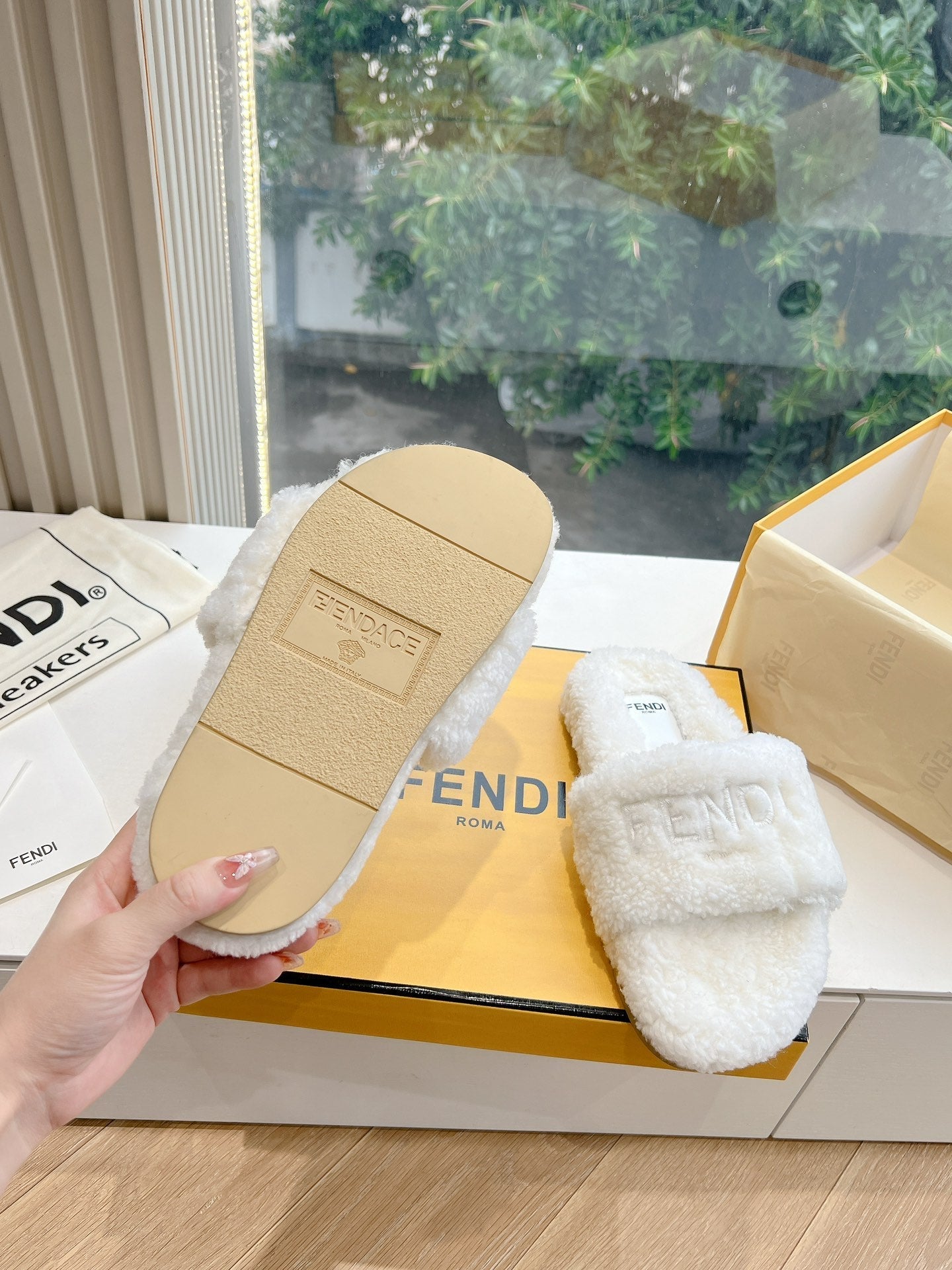 FLAT SLIDE IN WHITE FLEECE - 35