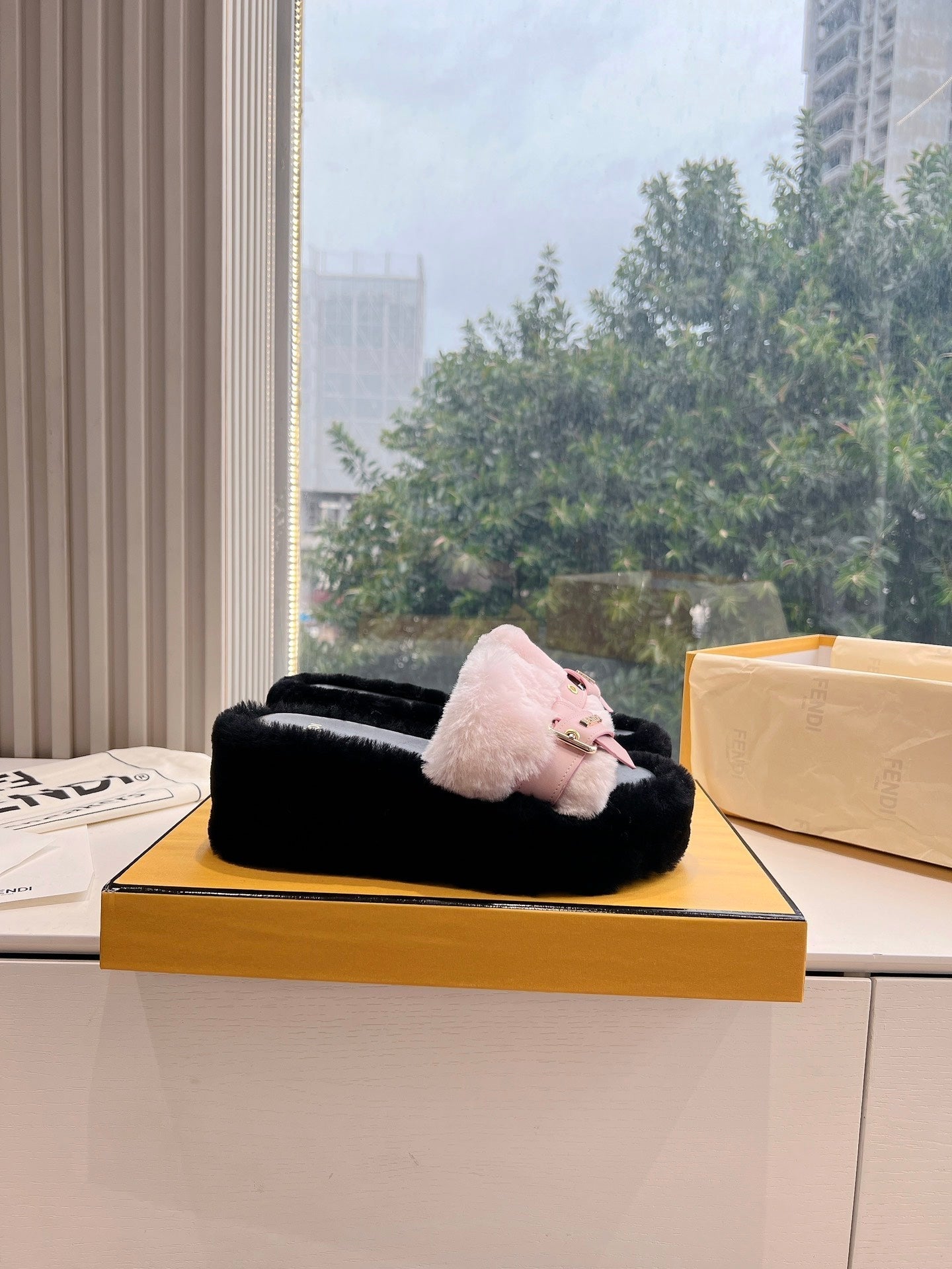 THICK-SOLDED SLIPPER IN BABY PINK MIX BLACK LAMB FUR - 35