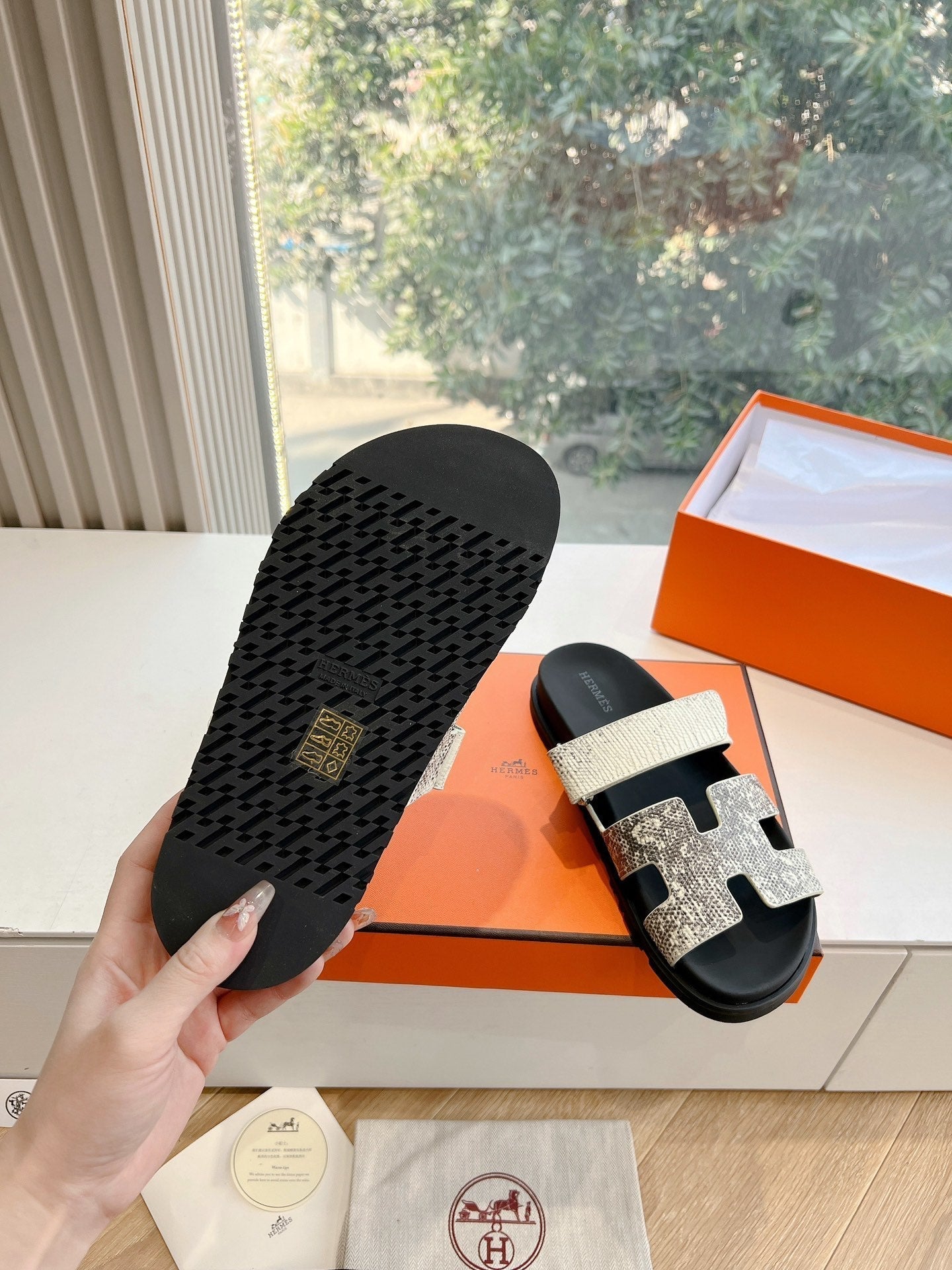 CHYPRE SANDAL IN WHITE MIX BLACK LIZARD SKIN - 35
