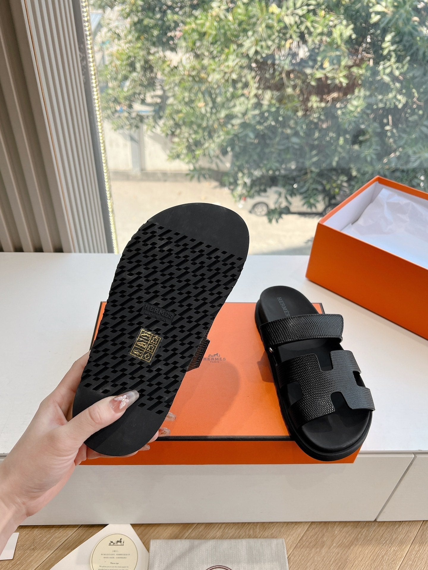 CHYPRE SANDAL IN BLACK SHINY GRAINED CALFSKIN - 35