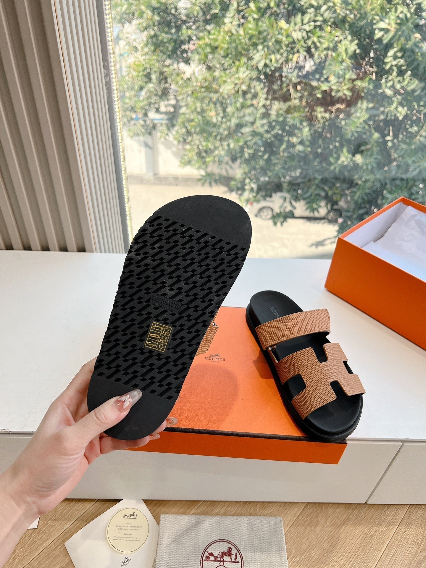 CHYPRE SANDAL IN CIDER BROWN SHINY GRAINED CALFSKIN - 35