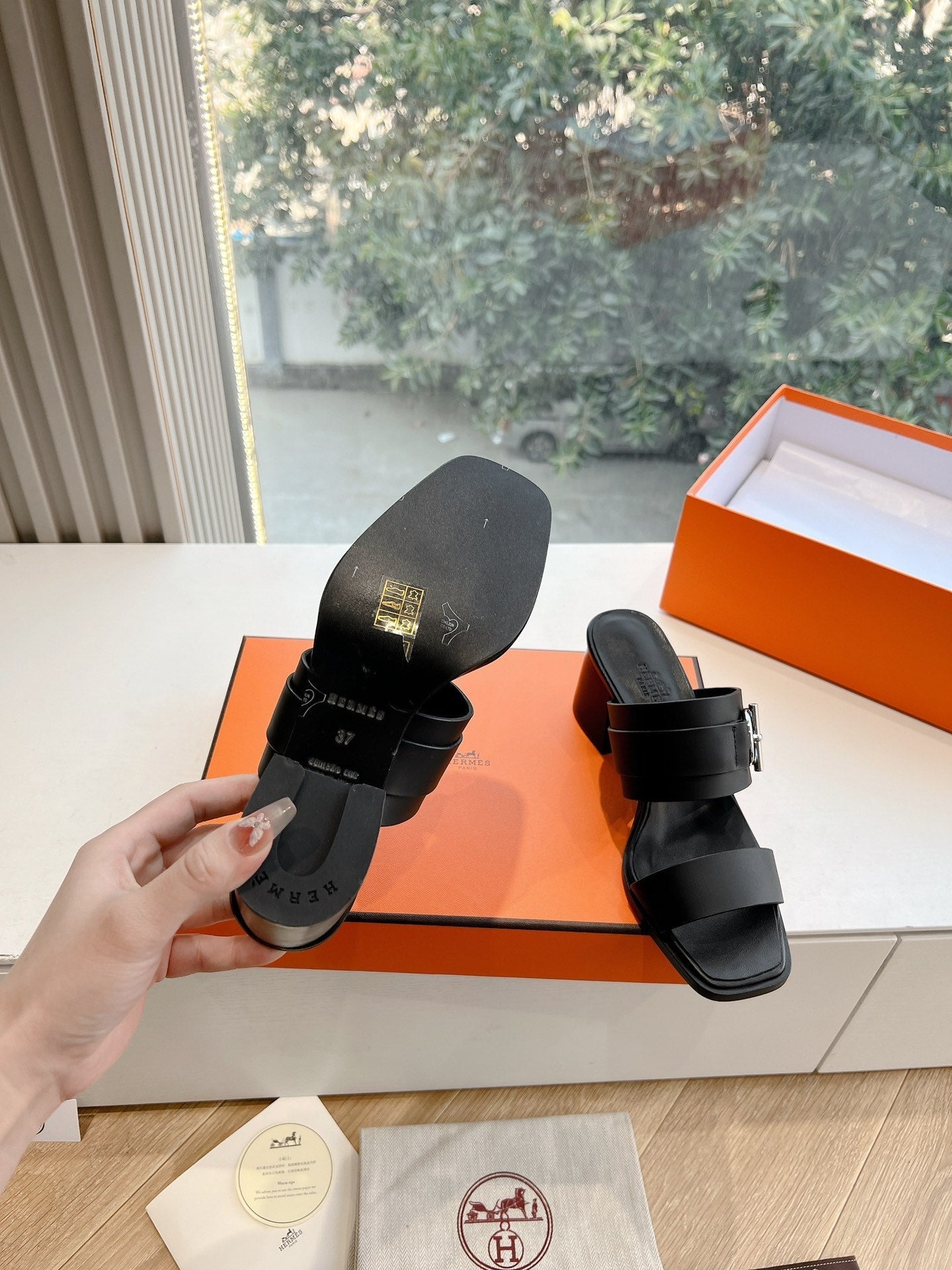 KUTE 60 SANDAL IN BLACK CALFSKIN - 35