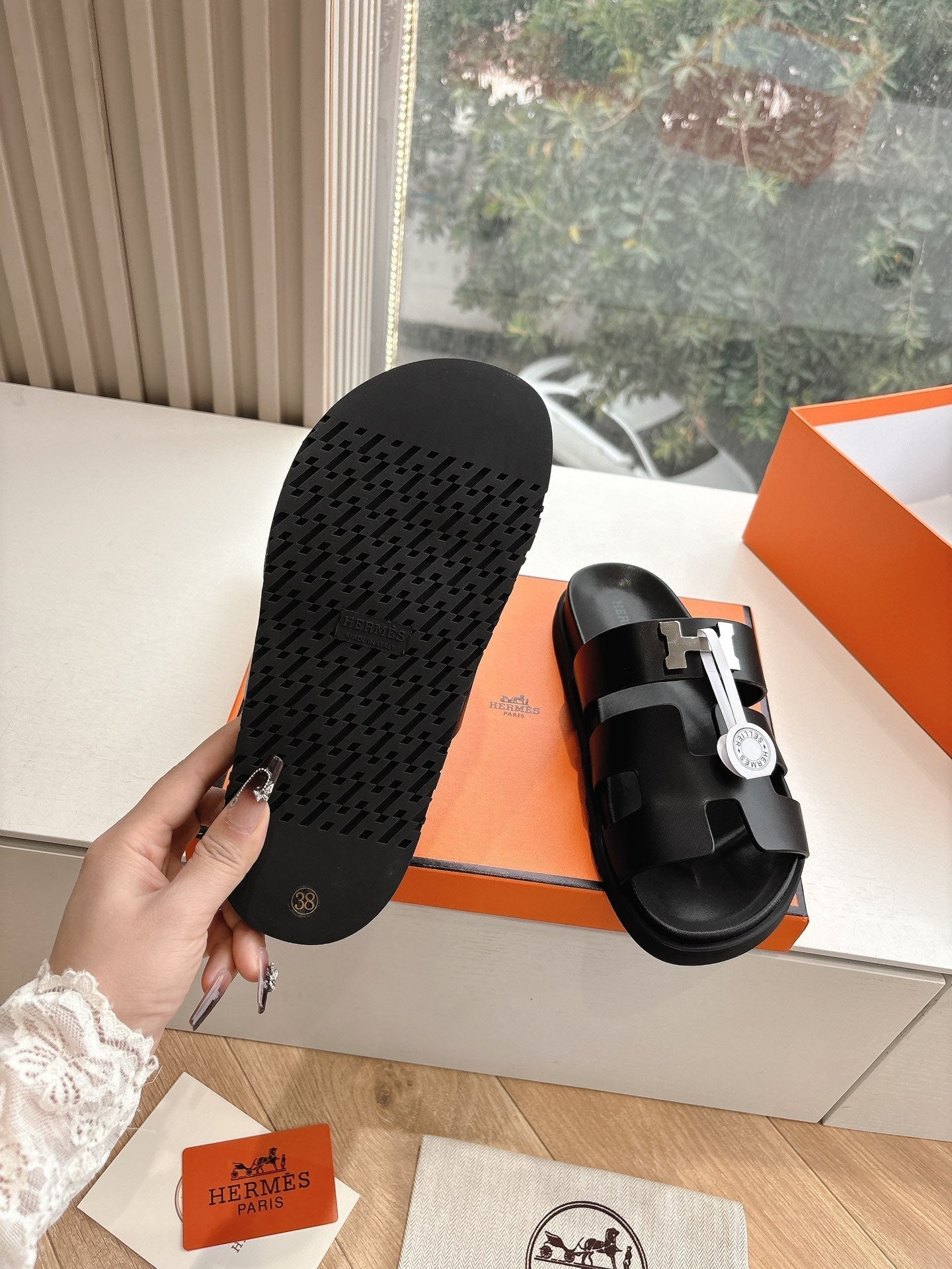 CHYPRE SANDAL IN BLACK CALFSKIN - 35