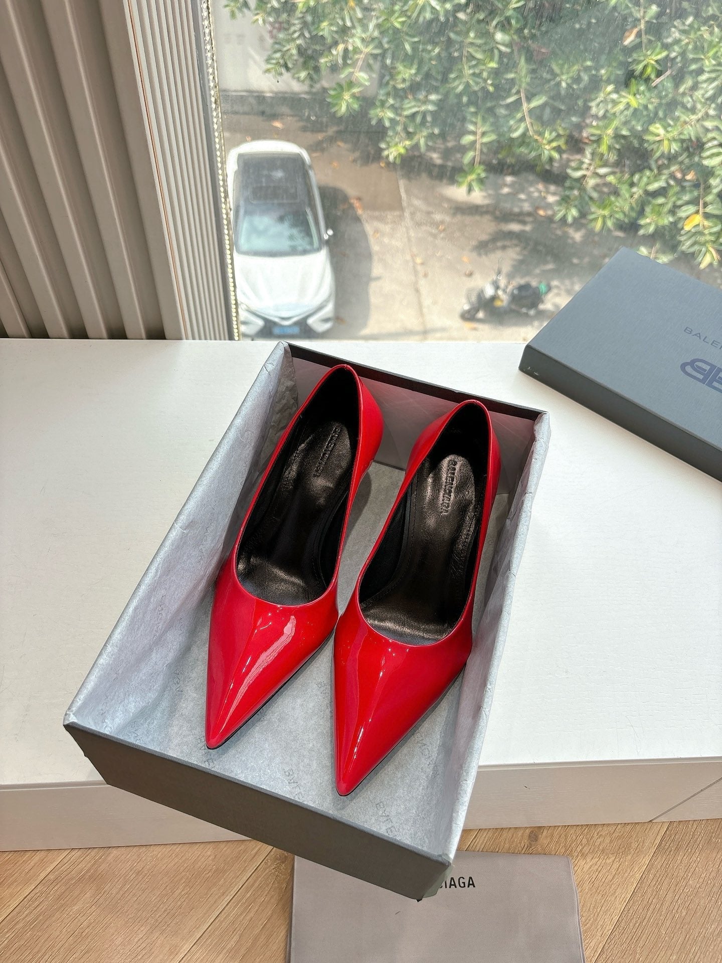 HIGH PUMPS IN CLASSIC RED PATENT CALFSKIN - 34
