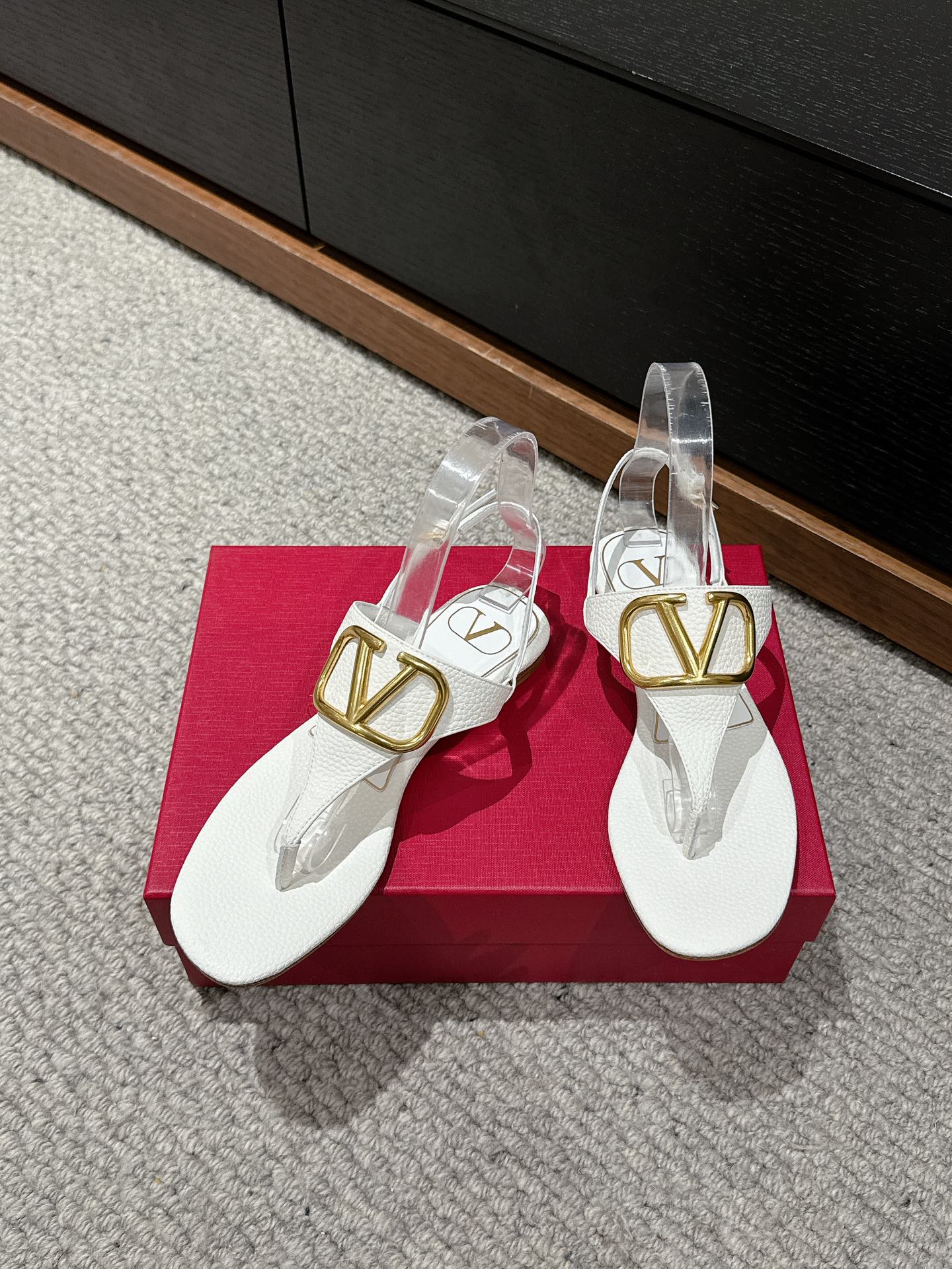 THONG SANDAL IN WHITE CALFSKIN WITH GOLD LOGO - 35