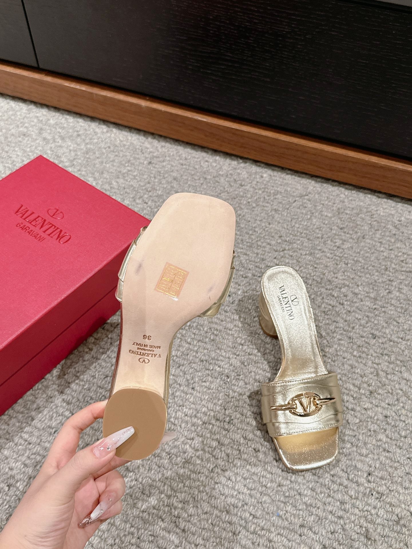 VLOGO SIGNATURE SLIDE SANDAL 60MM IN GOLD CALFSKIN - 35