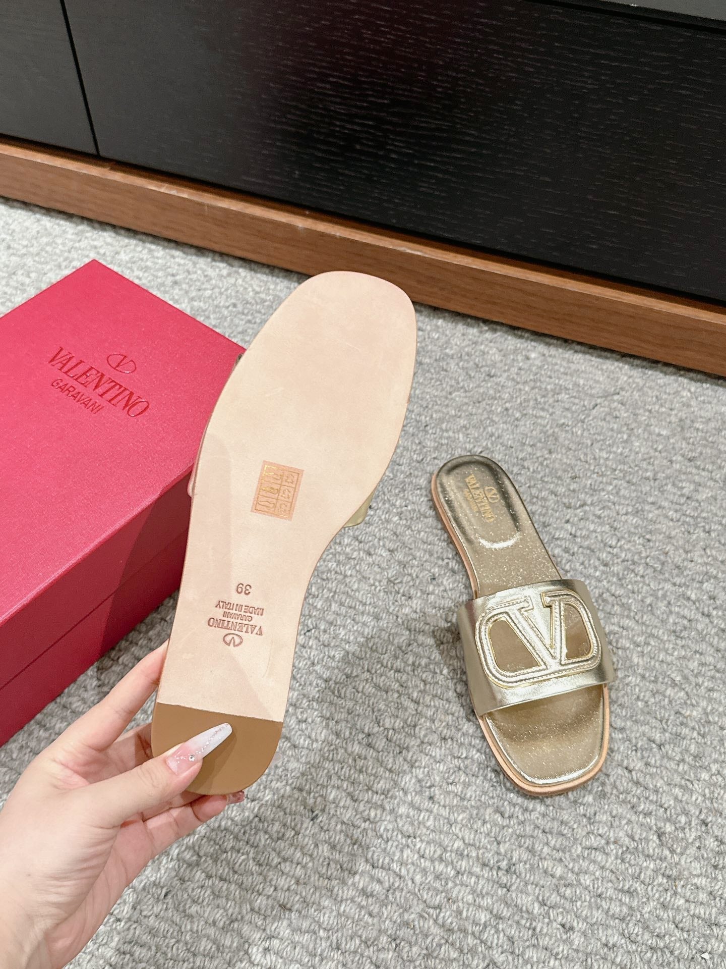 VLOGO CUT-OUT GOLD CALFSKIN SLIDE SANDAL - 35