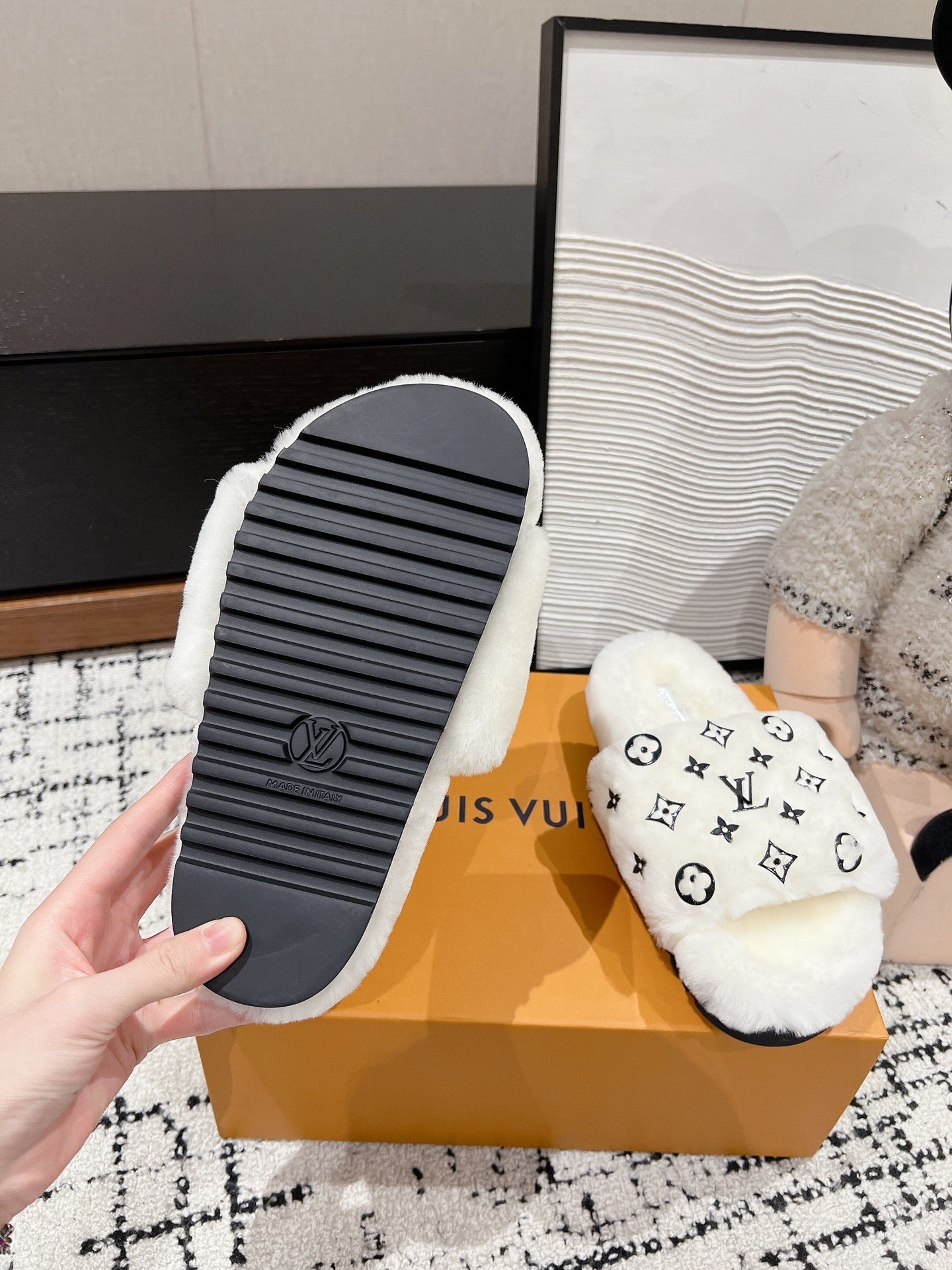 SLIPPER IN WHITE WOOL WITH BLACK LOGO - 35