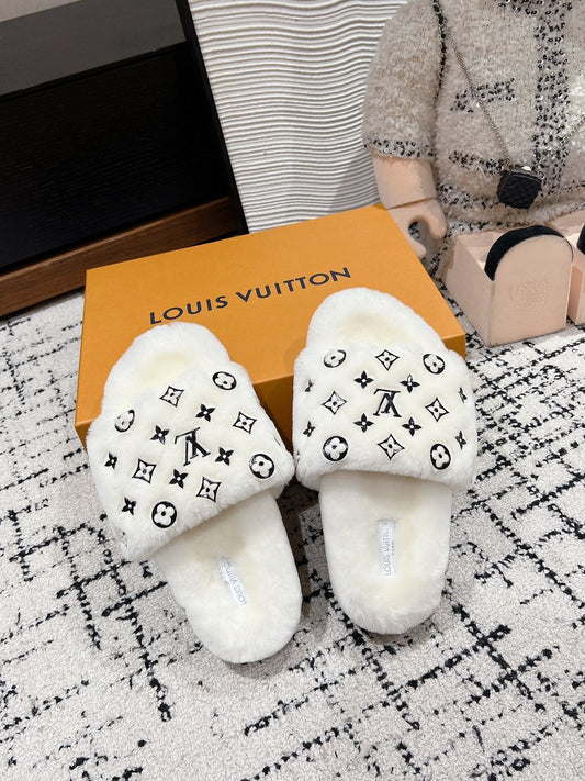 SLIPPER IN WHITE WOOL WITH BLACK LOGO - 35