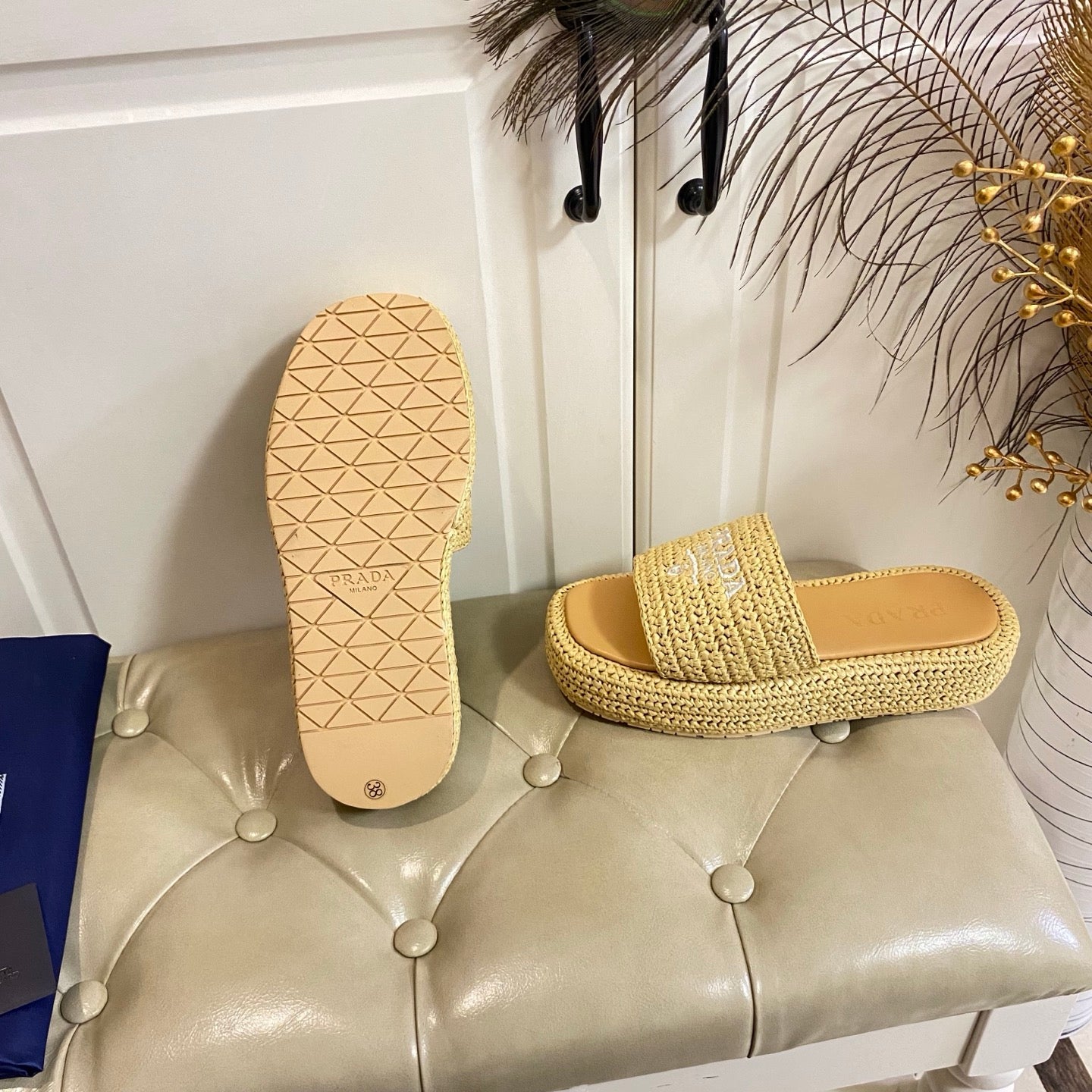 БОСОНІЖКИ PRADA 26S SLIDE З РАФІЇ БЕЖЕВОГО КОЛЬОРУ З ЛОГОТИПОМ