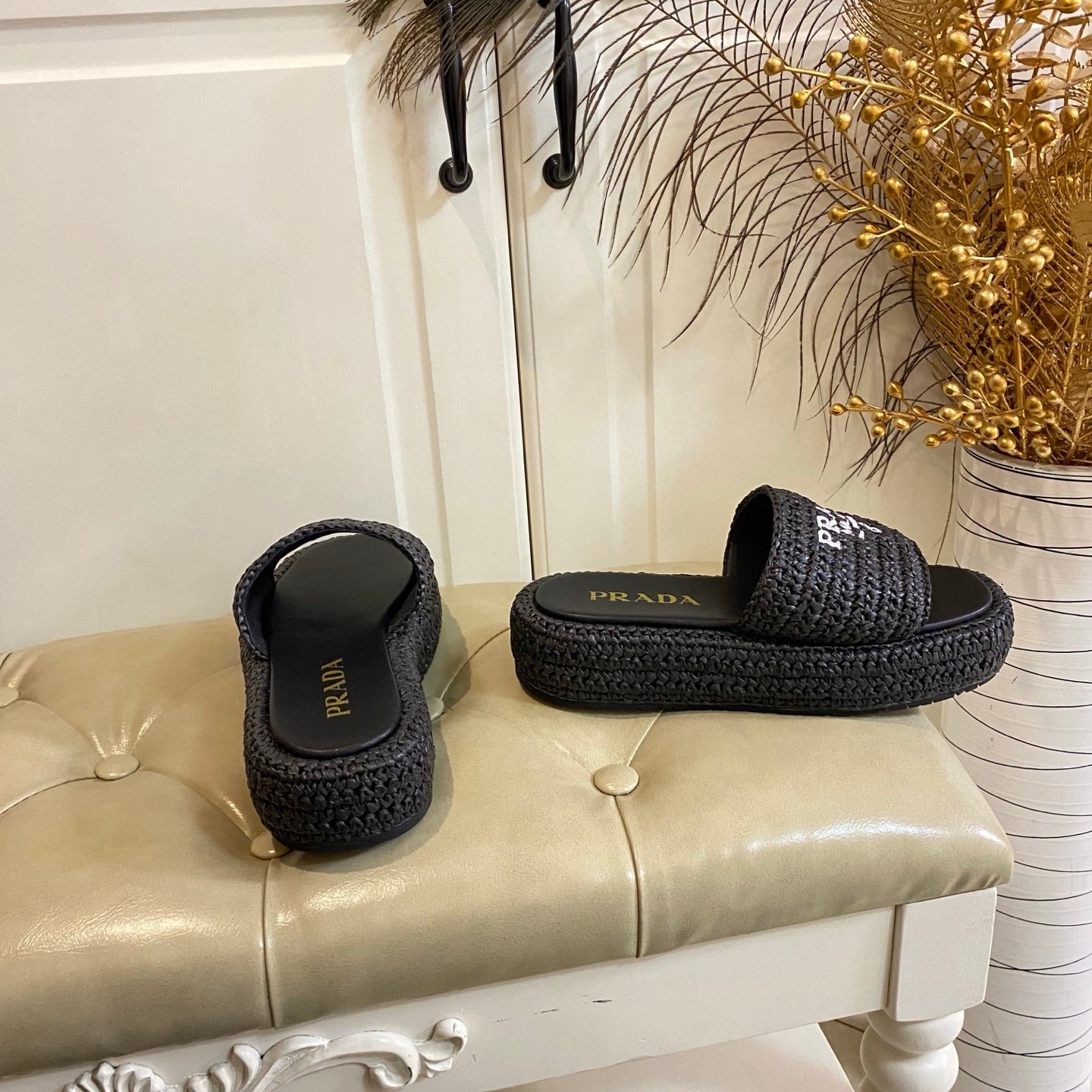 БОСОНІЖКИ PRADA 26S SLIDE З ЧОРНОЇ РАФІЇ З ЛОГОТИПОМ